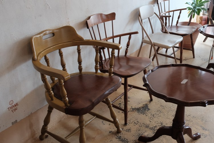 聖水Camel cafe椅子們-25