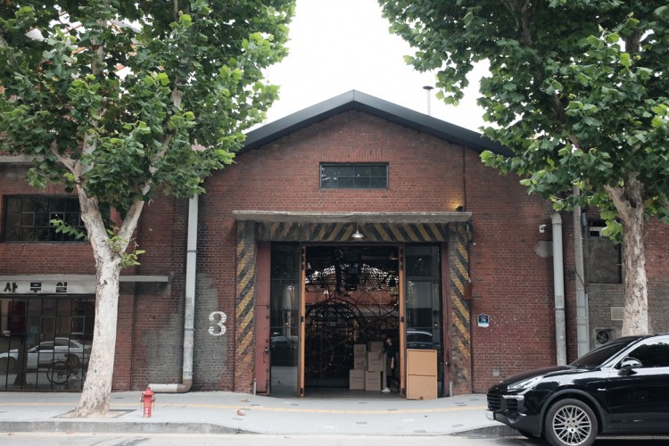 首爾大林倉庫門口