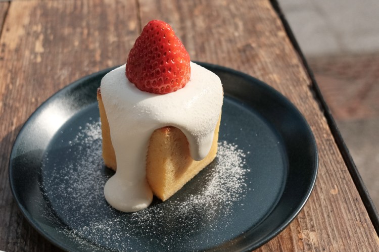 monz cafe草莓蛋糕