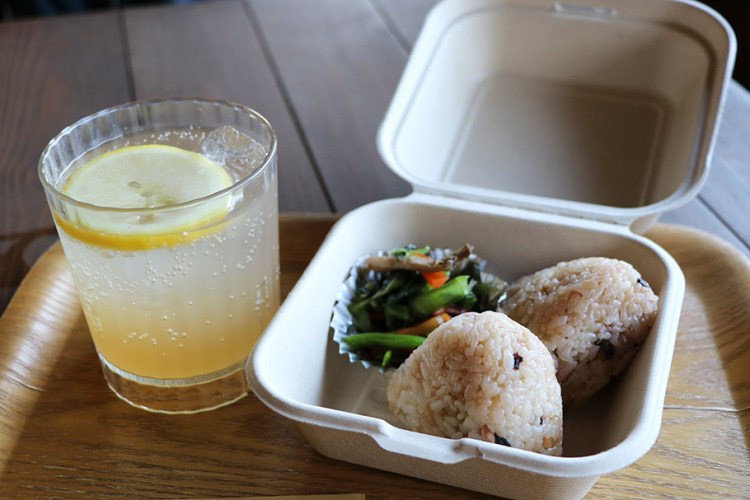 犬島票券中心附設咖啡廳及食堂